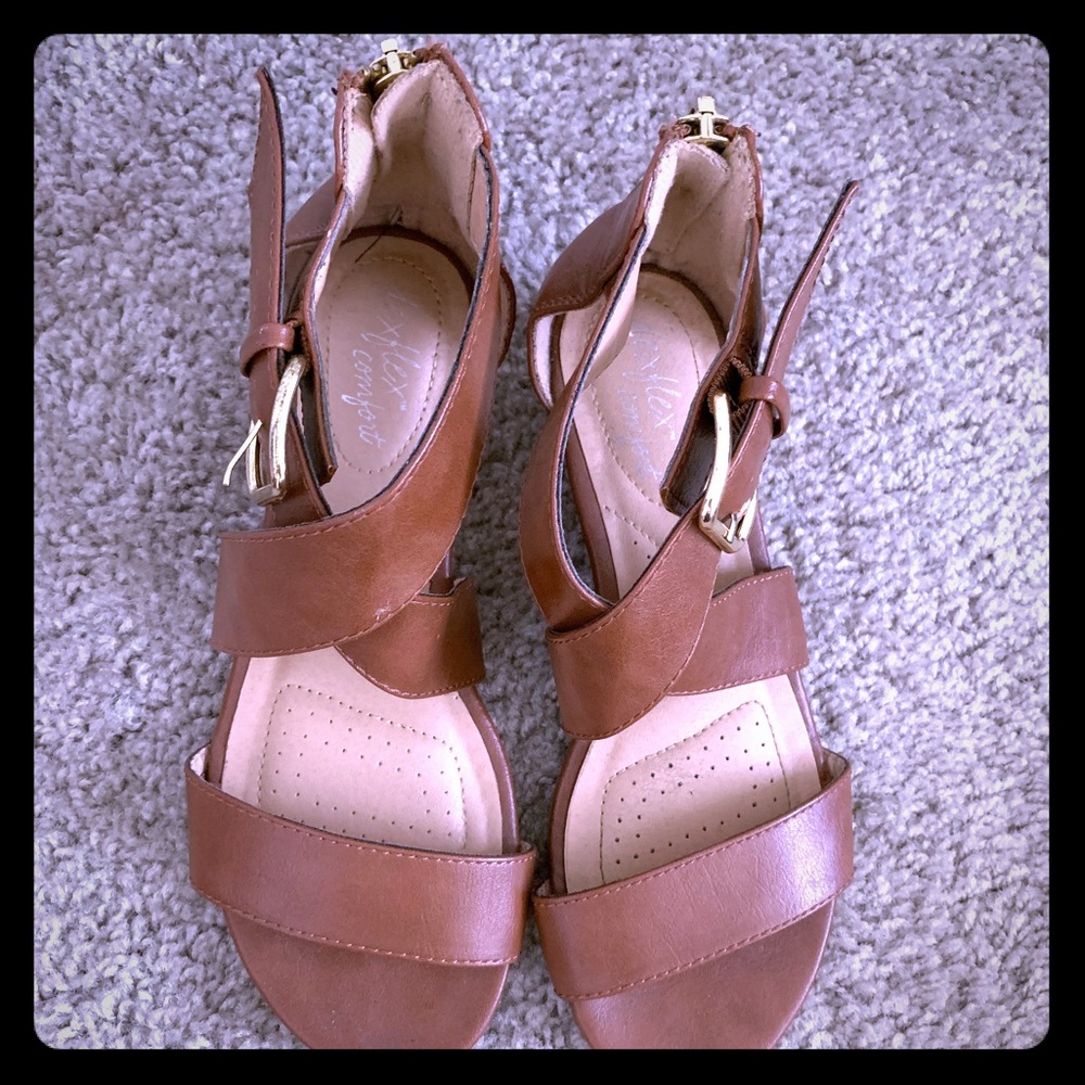 Comfortable sandals with a little heel